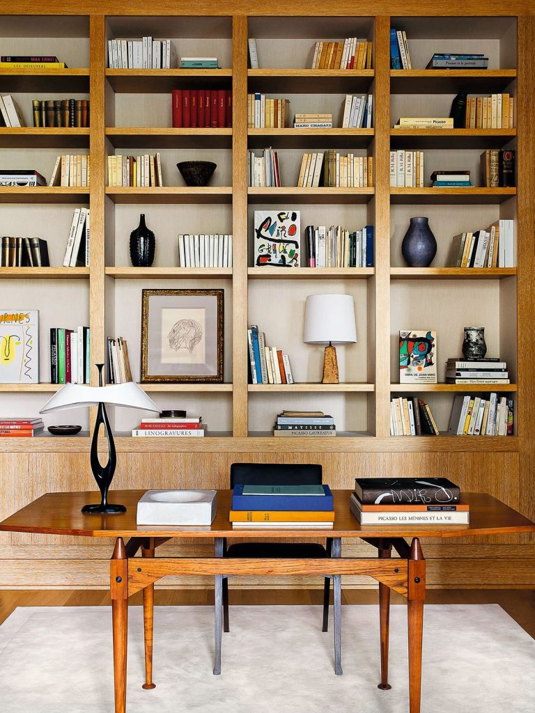 In the home office of an art collector, Luis Laplace and Christophe Comoy created a place for masterpieces of all kinds.
