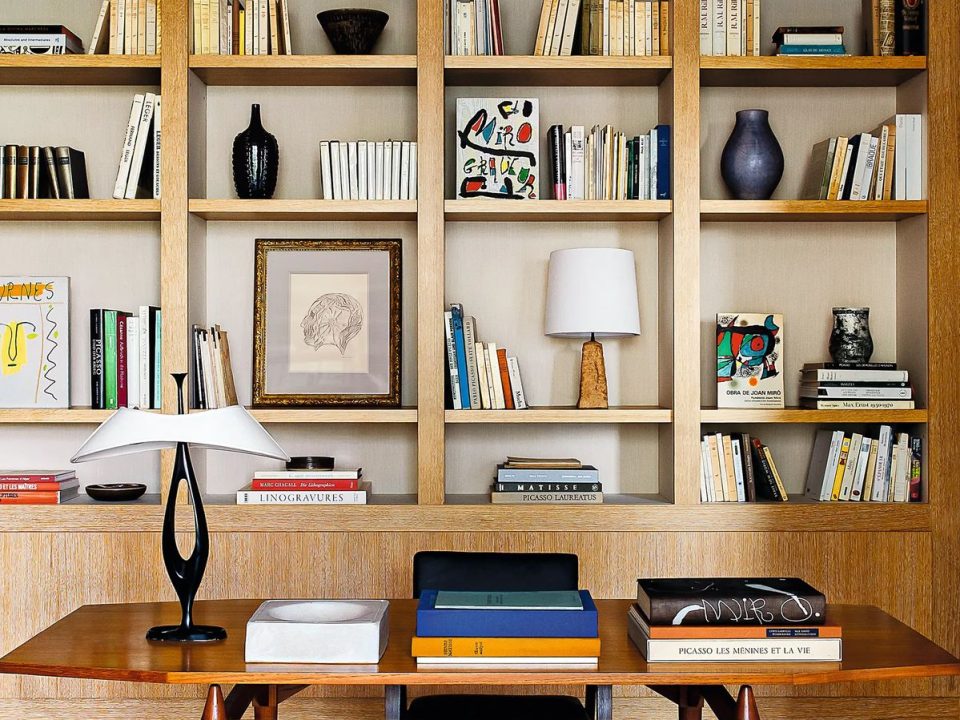 In the home office of an art collector, Luis Laplace and Christophe Comoy created a place for masterpieces of all kinds.